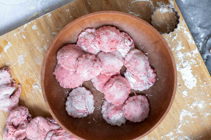 Cut ravioli in a wooden bowl.