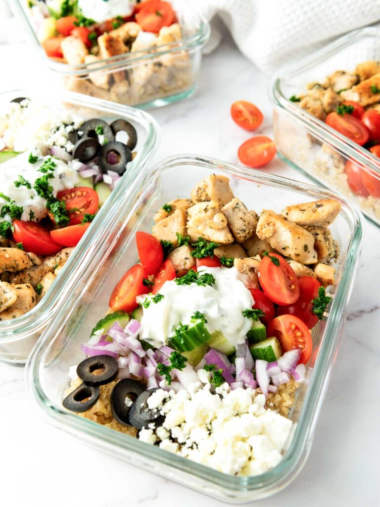 Chicken and quinoa meal prep bowls.