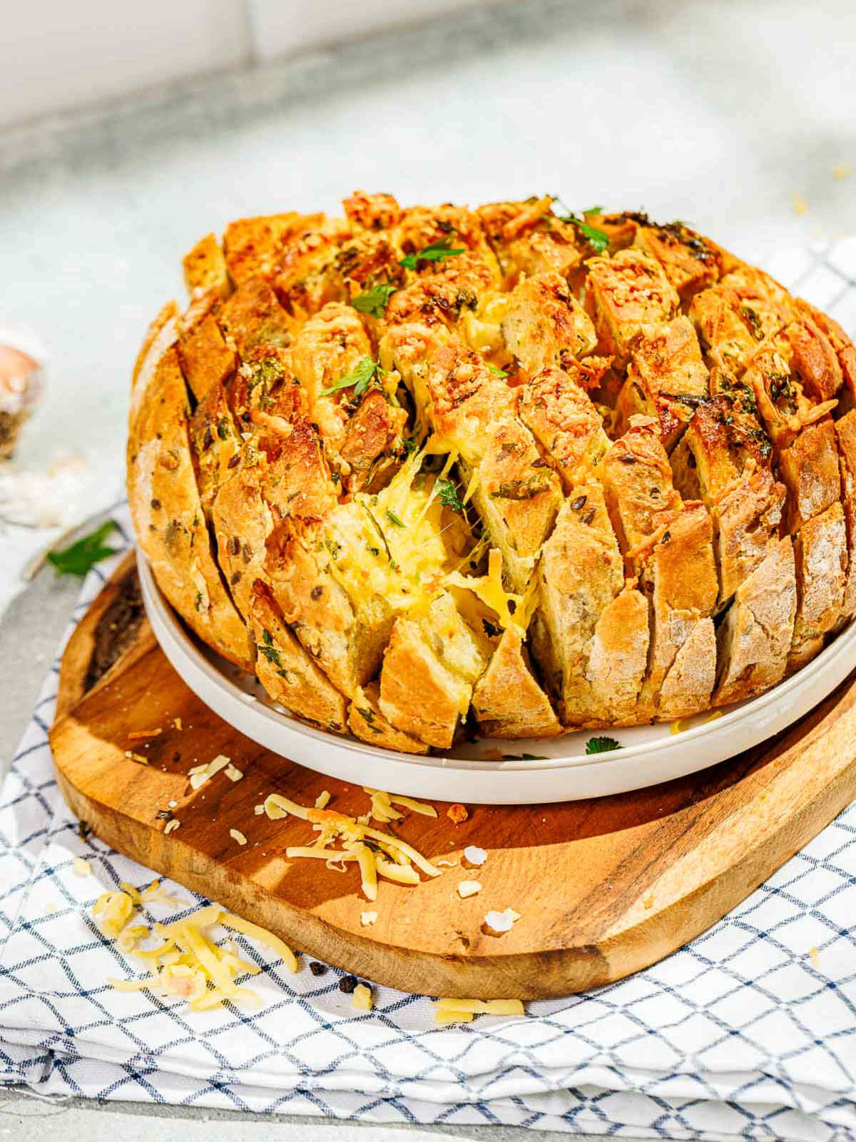 Round pull-apart garlic bread stuffed with melted cheese and herbs.