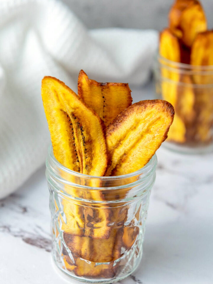 Banan chifles served in small glass cups.