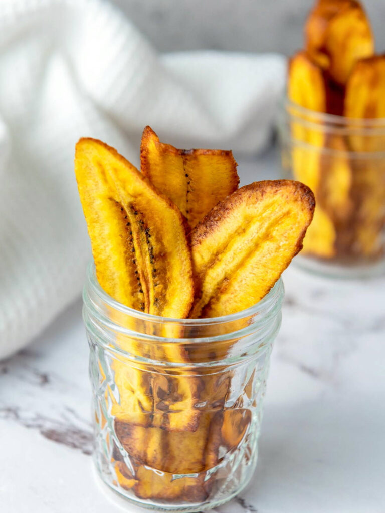 Banan chifles served in small glass cups.
