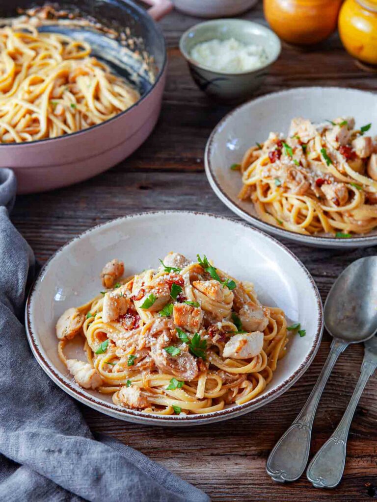 Creamy chicken linguine tossed with tender pasta, juicy chicken pieces, and a rich, savory sauce, finished with herbs and a sprinkle of cheese.