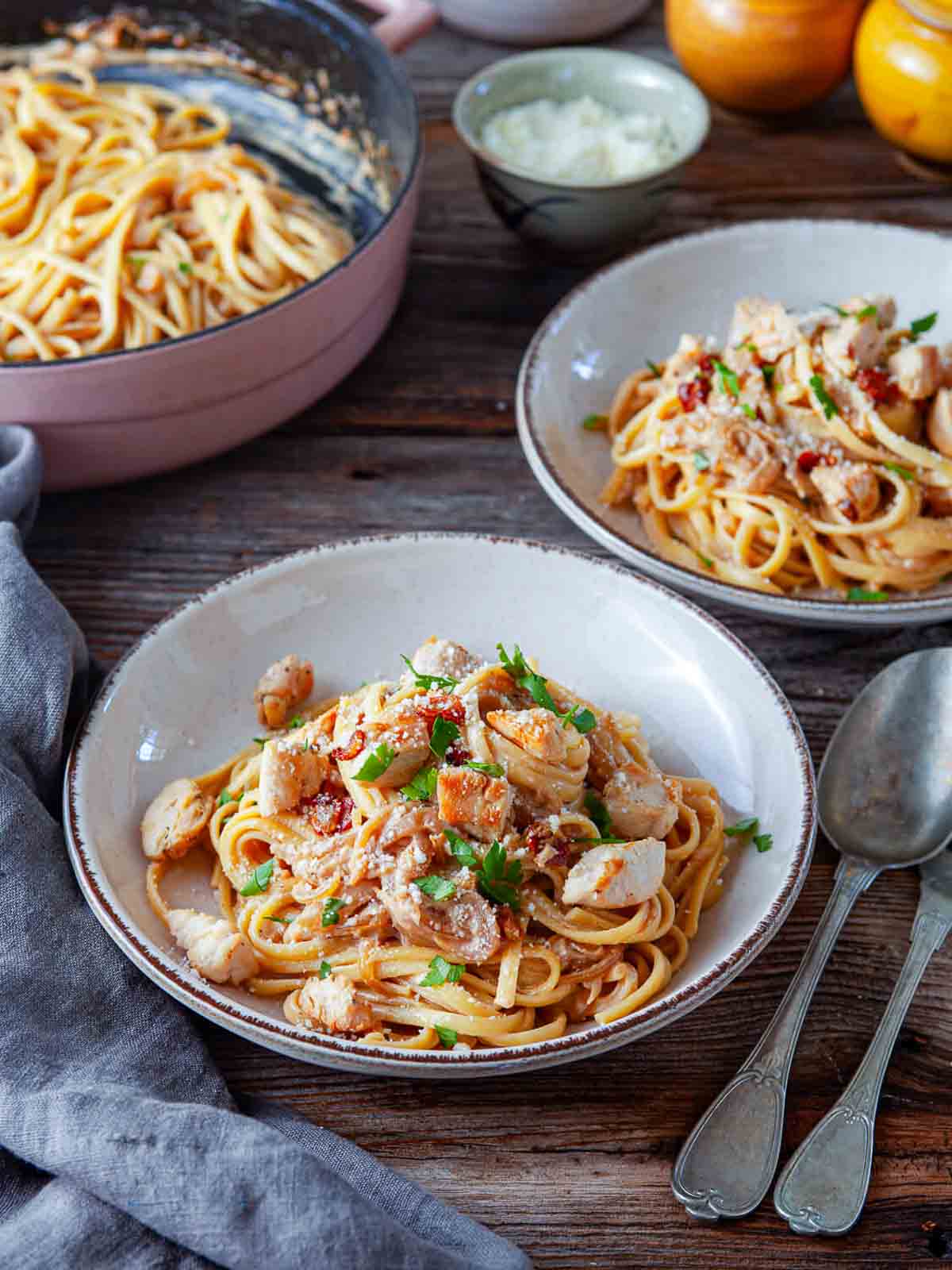 Creamy chicken linguine tossed with tender pasta, juicy chicken pieces, and a rich, savory sauce, finished with herbs and a sprinkle of cheese.