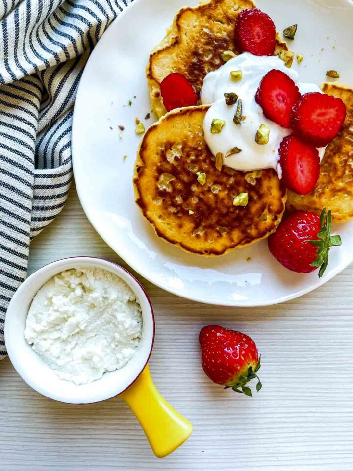 Cottage cheese pancakes with strawberries, yogurt, and pistachios